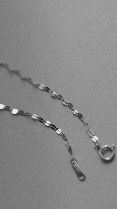 Silver Slim Sparkling Lips Disc Link Bracelet